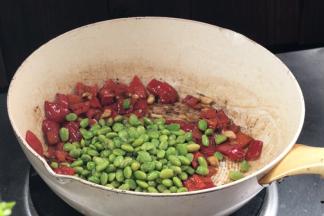 加入毛豆米，炒匀