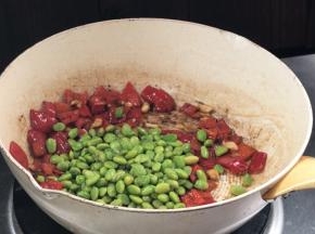 加入毛豆米，炒匀