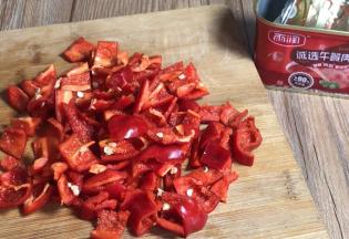 红辣椒洗净去蒂去籽，切成小丁备用