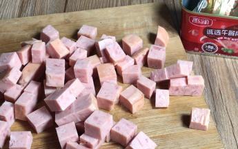 午餐肉切成小丁备用