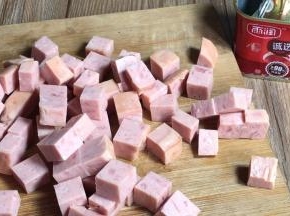 午餐肉切成小丁备用