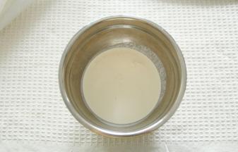 准备材料，先制作酸奶油。淡奶油+柠檬汁混匀，盖保鲜膜冷藏半小时。