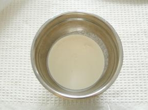 准备材料，先制作酸奶油。淡奶油+柠檬汁混匀，盖保鲜膜冷藏半小时。