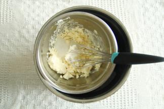 室温软化好的奶油奶酪，加细砂糖，隔着50度左右热水搅打顺滑。