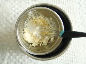 室温软化好的奶油奶酪，加细砂糖，隔着50度左右热水搅打顺滑。