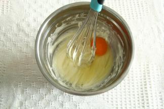 打入室温鸡蛋1个，搅打均匀。