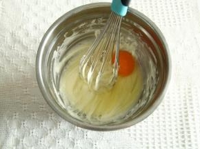 打入室温鸡蛋1个，搅打均匀。