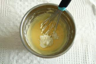 冷藏中的酸奶油取出室温放2分钟，倒入步骤4打好的糊中。