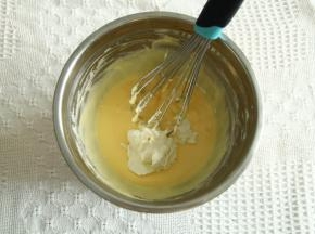 冷藏中的酸奶油取出室温放2分钟，倒入步骤4打好的糊中。