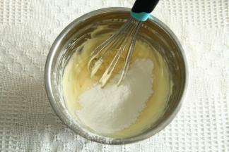 搅打顺滑，筛入玉米淀粉。之字形混匀。如果有颗粒，可以过筛。