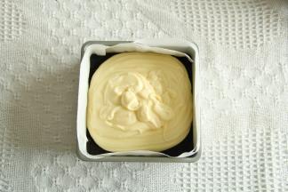 倒入压好饼底的烤盘中。