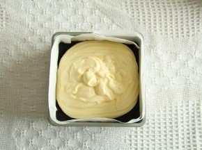 倒入压好饼底的烤盘中。