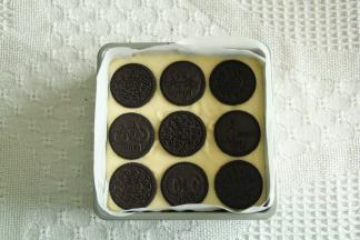 晃匀，放上奥利奥饼干片。如果买到的是带夹心的，去掉夹心。