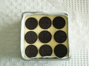 晃匀，放上奥利奥饼干片。如果买到的是带夹心的，去掉夹心。