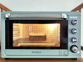 放入预热好的烤箱中层偏下位置，上下160度烤40分钟，到点关烤箱焖20分钟。