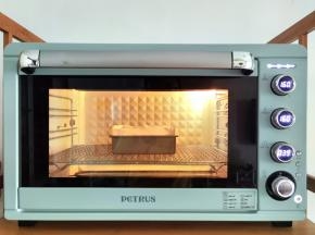 放入预热好的烤箱中层偏下位置，上下160度烤40分钟，到点关烤箱焖20分钟。