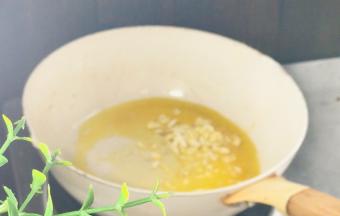 再起锅热油，放入姜蒜炒香