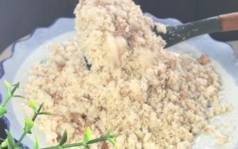 炒至变黄，很散斢，盛出备用