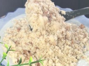 炒至变黄，很散斢，盛出备用