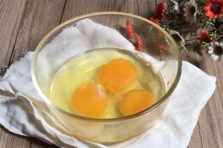 鸡蛋打入碗中，加入料酒划打成蛋液备用