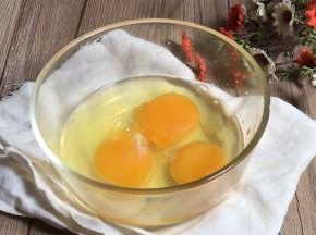 鸡蛋打入碗中，加入料酒划打成蛋液备用
