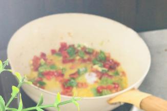 放入青红辣椒炒匀，加盐炒入味