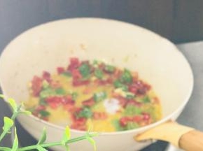 放入青红辣椒炒匀，加盐炒入味