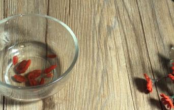 枸杞洗净，沥水备用