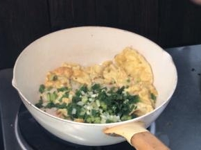 加入香葱炒匀