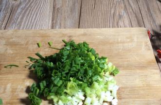 香葱摘洗干净，切成葱花备用