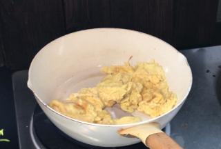 炒散成小块，加盐和胡椒粉炒匀
