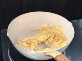炒散成小块，加盐和胡椒粉炒匀