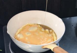 起锅热油，放入蛋液，煎至成块