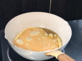 起锅热油，放入蛋液，煎至成块
