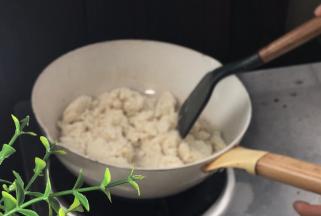 起锅放入豆渣煸炒