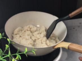起锅放入豆渣煸炒