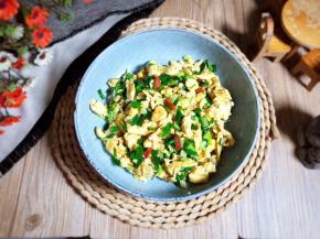 一道美味的葱花炒鸡蛋就做好了