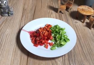 青红辣椒洗净，去蒂去籽后切成小丁备用