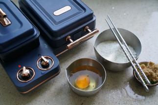 备好如图所用食材及早餐机，食材有鸡蛋，华夫饼粉，肉松及葱花。