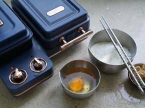 备好如图所用食材及早餐机，食材有鸡蛋，华夫饼粉，肉松及葱花。