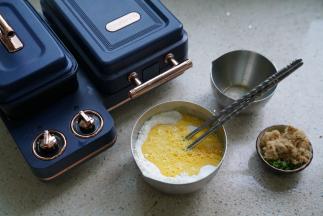 先将鸡蛋与清水配在一起打好蛋液，然后将蛋液水加至华夫饼粉里，拌至无干粉状。