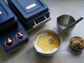 先将鸡蛋与清水配在一起打好蛋液，然后将蛋液水加至华夫饼粉里，拌至无干粉状。