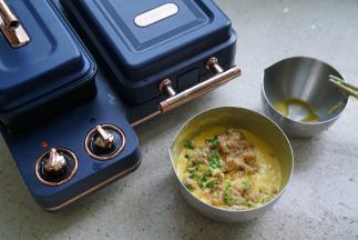 将肉松及葱花配在面粉里面。