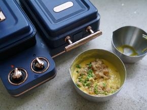 将肉松及葱花配在面粉里面。