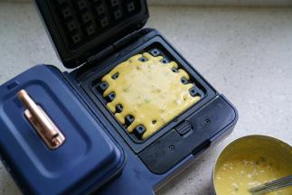 将拌好的面糊加至早餐机里。