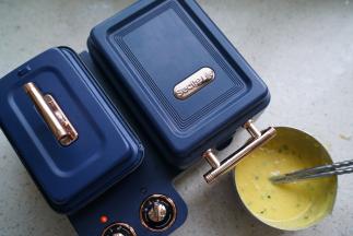 关上盖子，烤烙三分钟就可以。