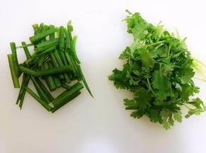 香菜和葱叶切段