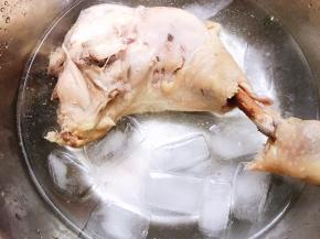 把煮好的鸡腿捞出泡在冰水里，这样鸡皮才会爽脆哦