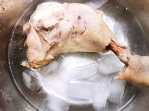 把煮好的鸡腿捞出泡在冰水里，这样鸡皮才会爽脆哦