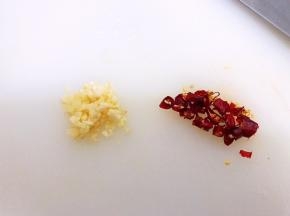 大蒜和小米辣切碎